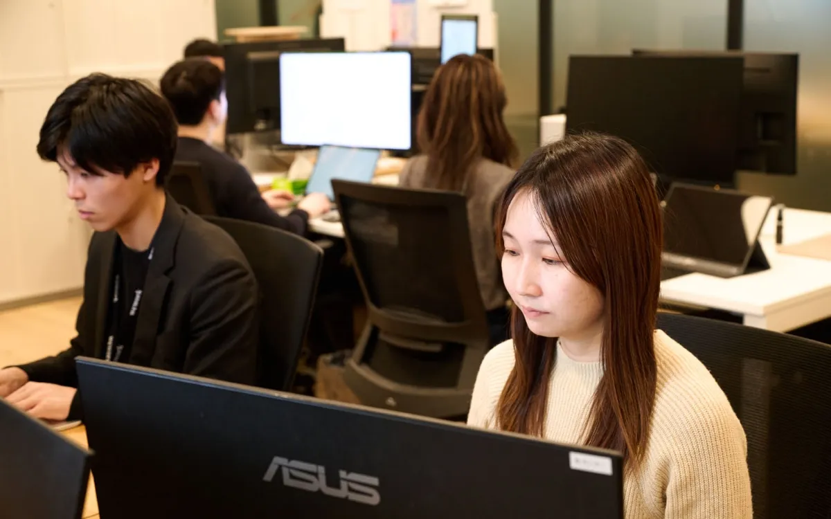 オフィスで業務に取り組む社員